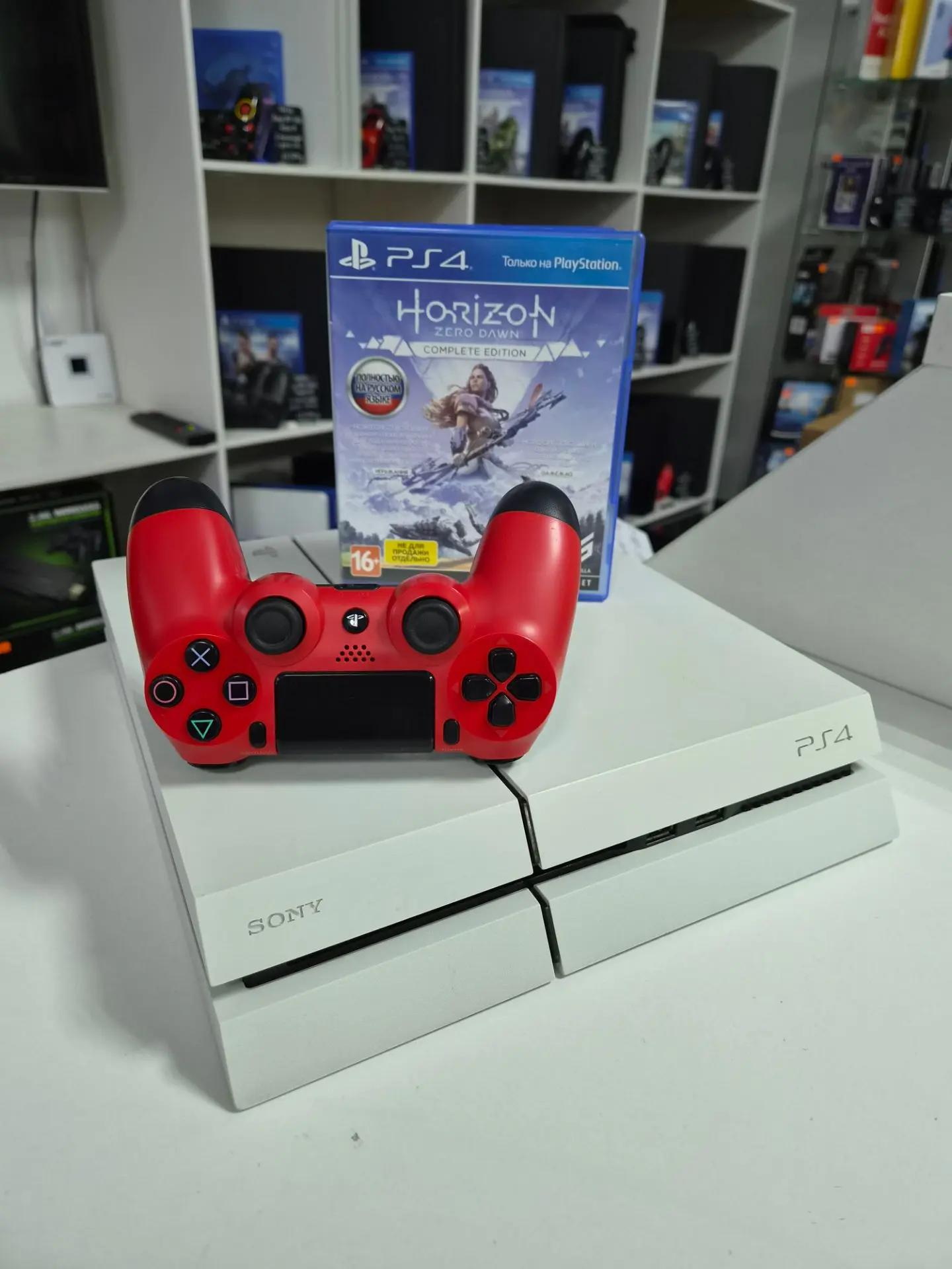Sony PS4 250GB в белом цвете с диском Horizon. Перед продажей полностью обслужена (заме...