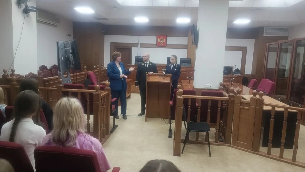 🎓 Погружение в правосудие: как прошла социальная практика 10-классников в Свердловском...