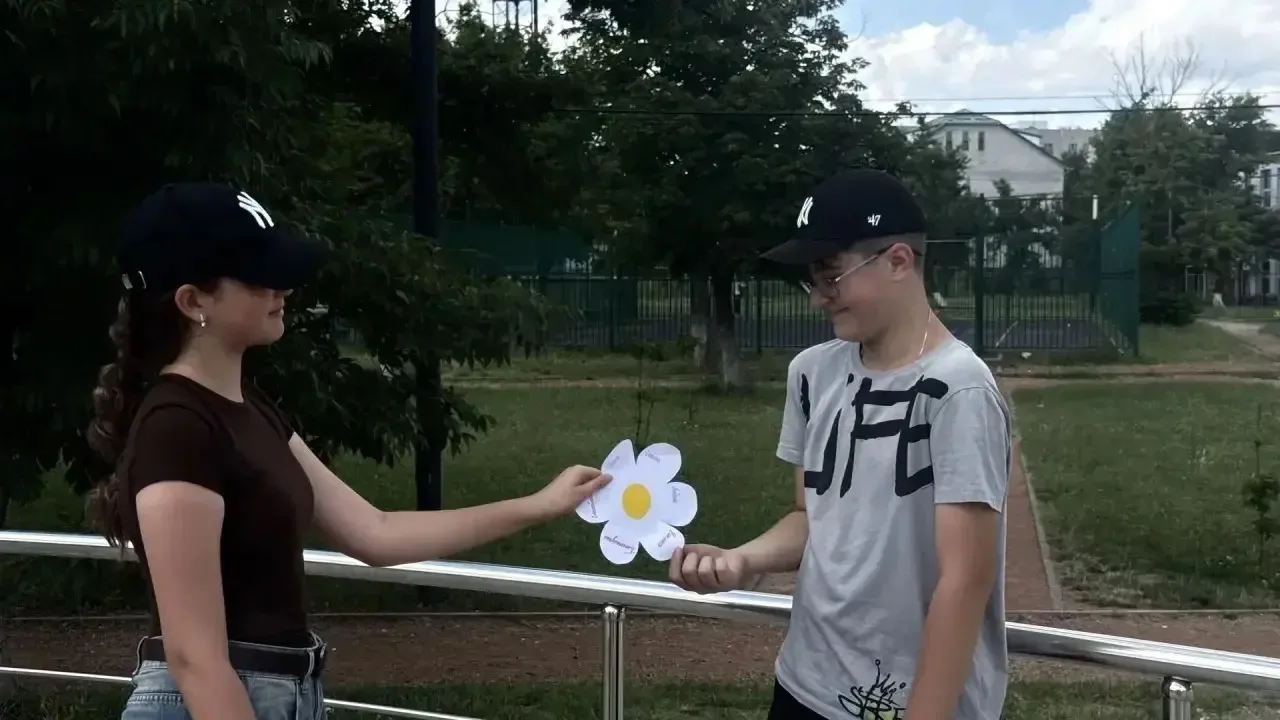 🌸 «Дарю тепло»: ромашки с добрыми пожеланиями! 🌸
В рамках Всероссийской акции «Дарю тепло» ребята 
