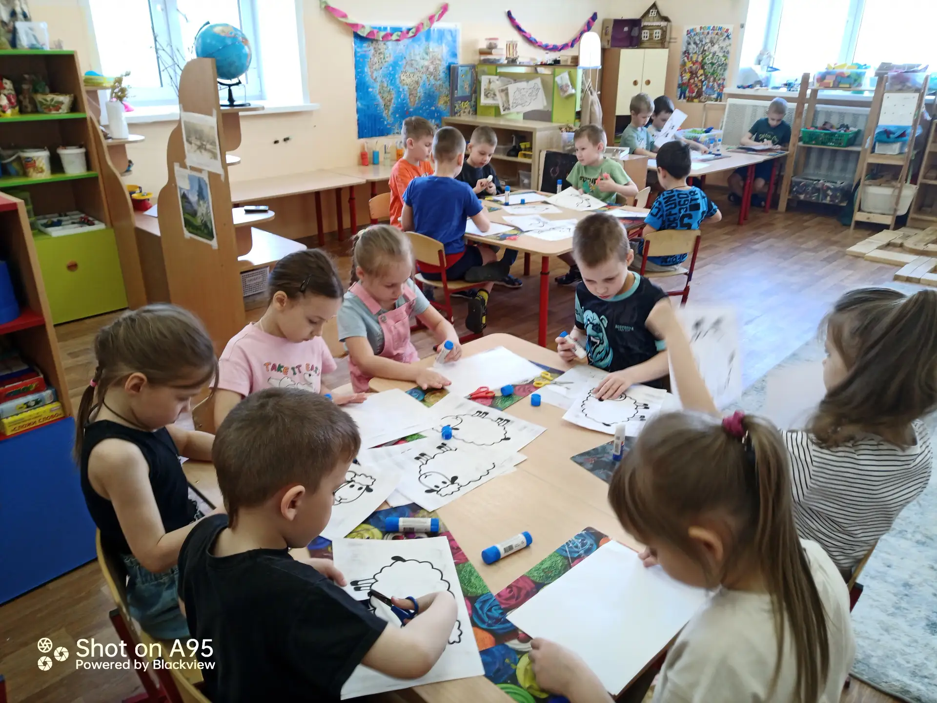 Ребята из группы " Веселые путешественники" посетили своих "подшевных" малышей из группы "Маячок". О