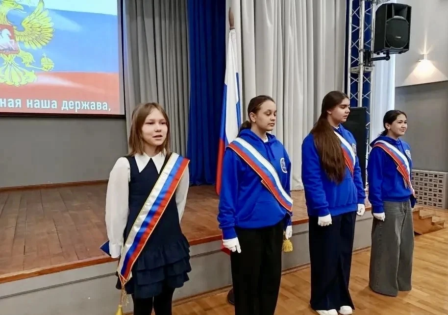 🇷🇺 Торжественное поднятие Флага Российской Федерации    ✨ Почетное право установить Флаг Российской 