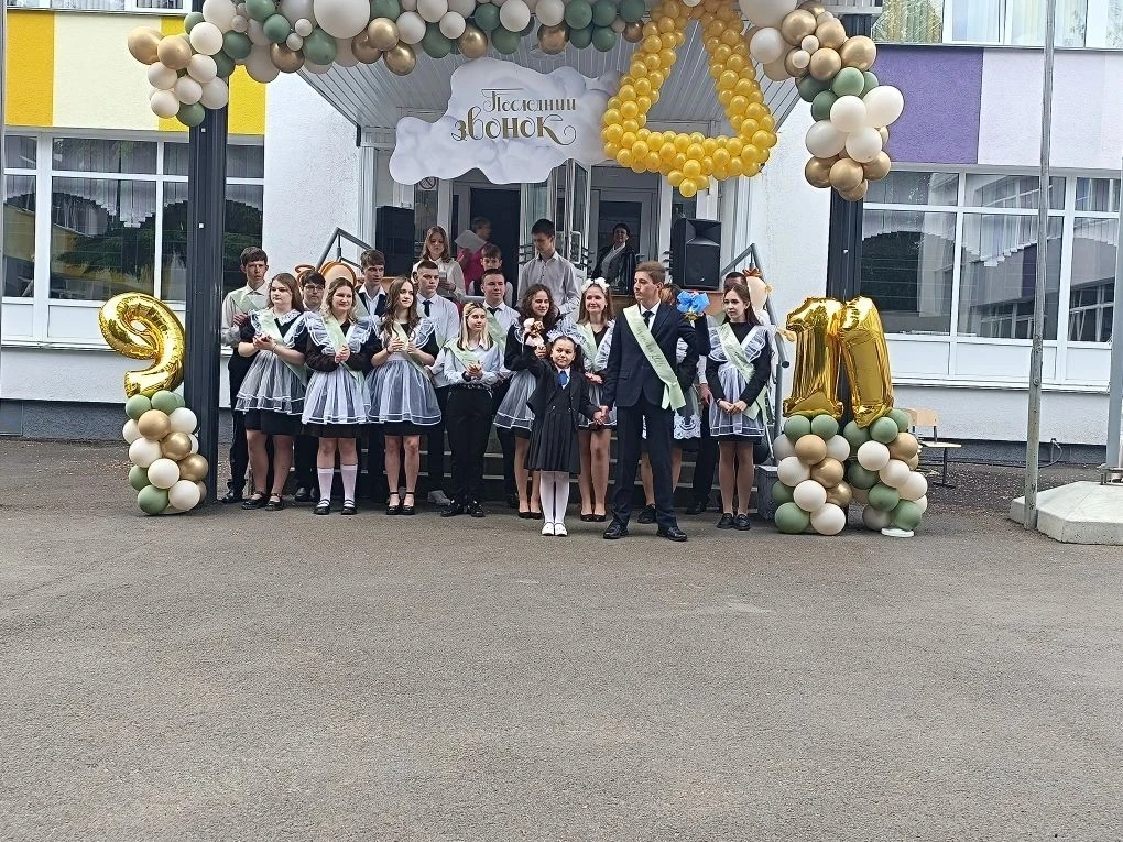 Сегодня в нашей школе прозвенел последний звонок для выпускников 9‑х и 11‑х классов.