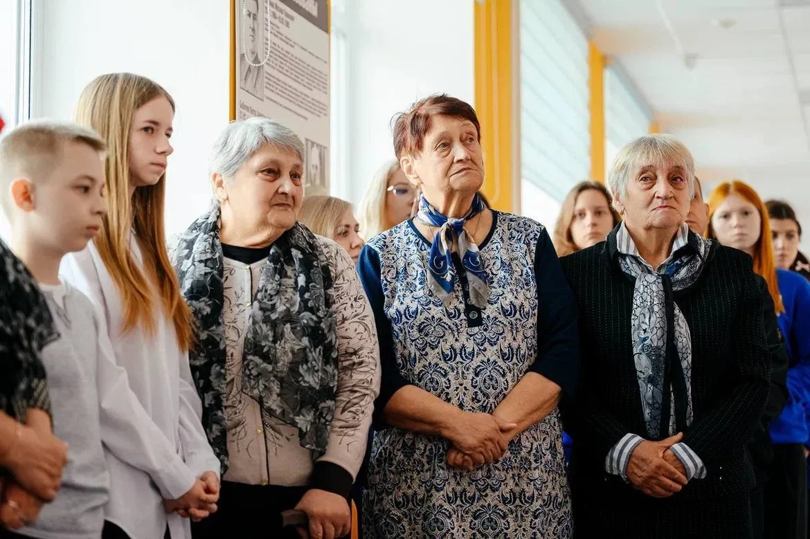 В Тюменской школе №9 молодогвардейцы установили муралы в память о Владимире Коротаеве и...