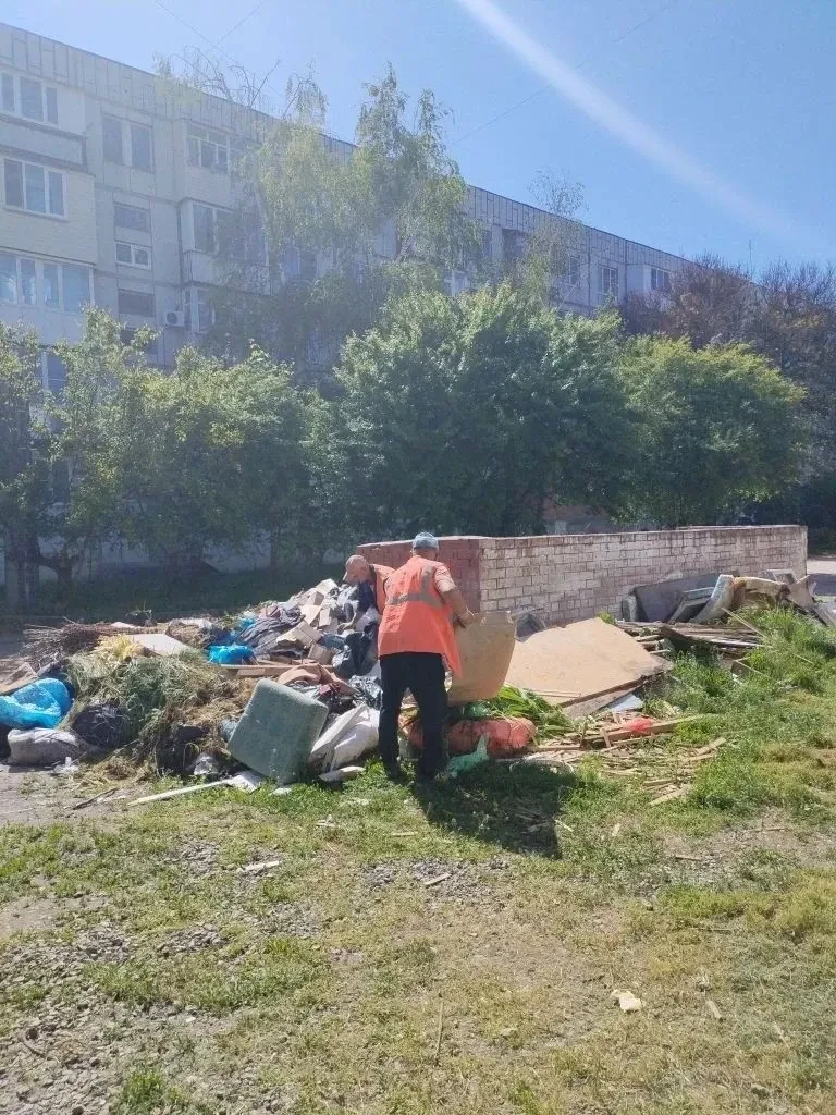 ⚡️В Ейске продолжается уборка приконтейнерных площадок и покос травы  Также убирают от мусора общест