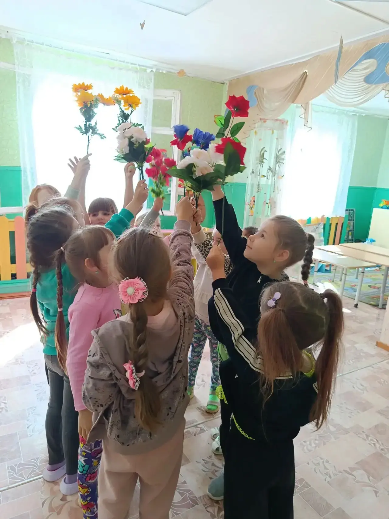 Сегодня в старшей группе прошел тематический день танца. Танец – уникальный язык, объед...