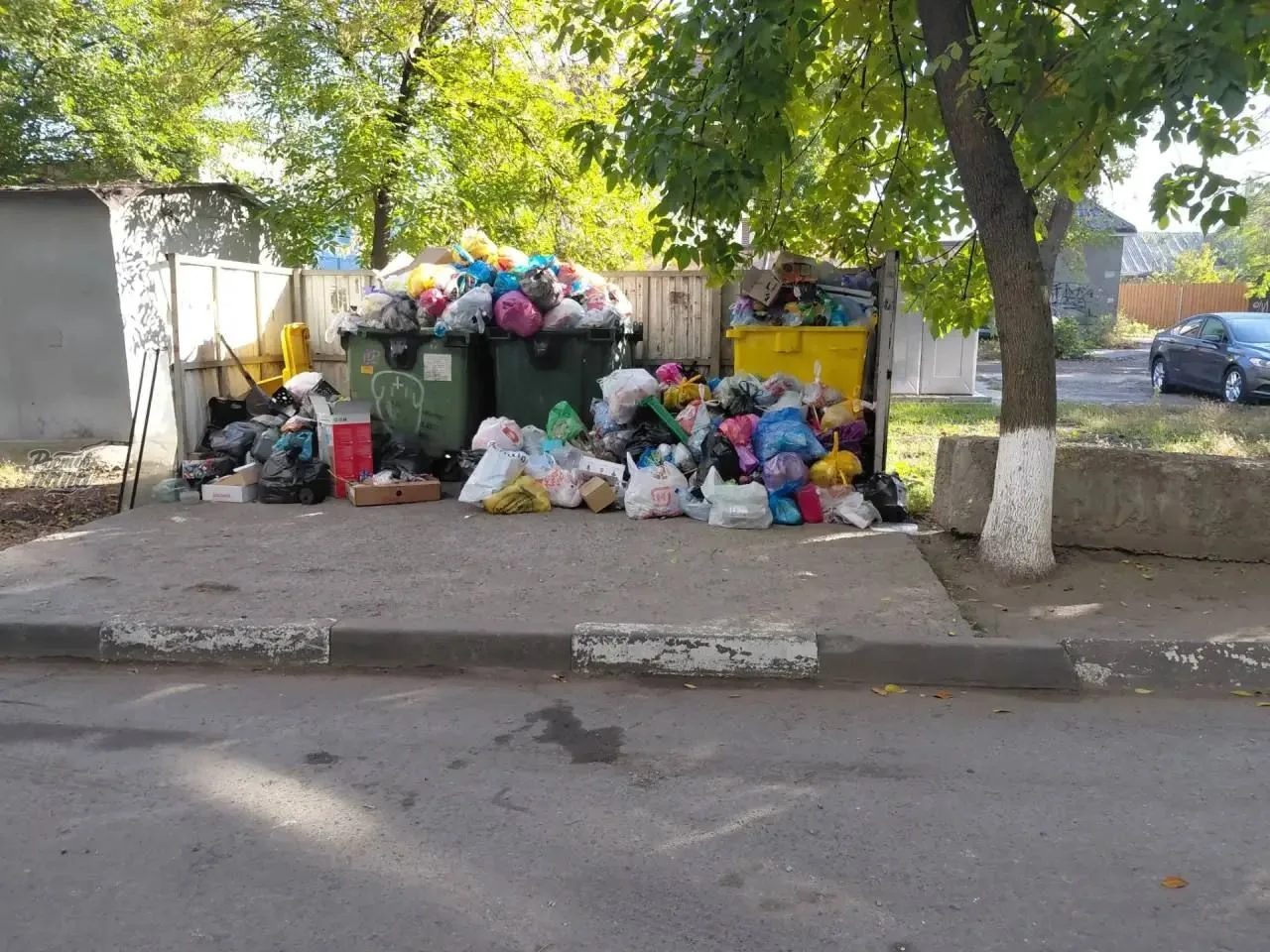 Содружество 70 уже 5 дней не вывозят мусор, уже дышать не возможно во дворе..