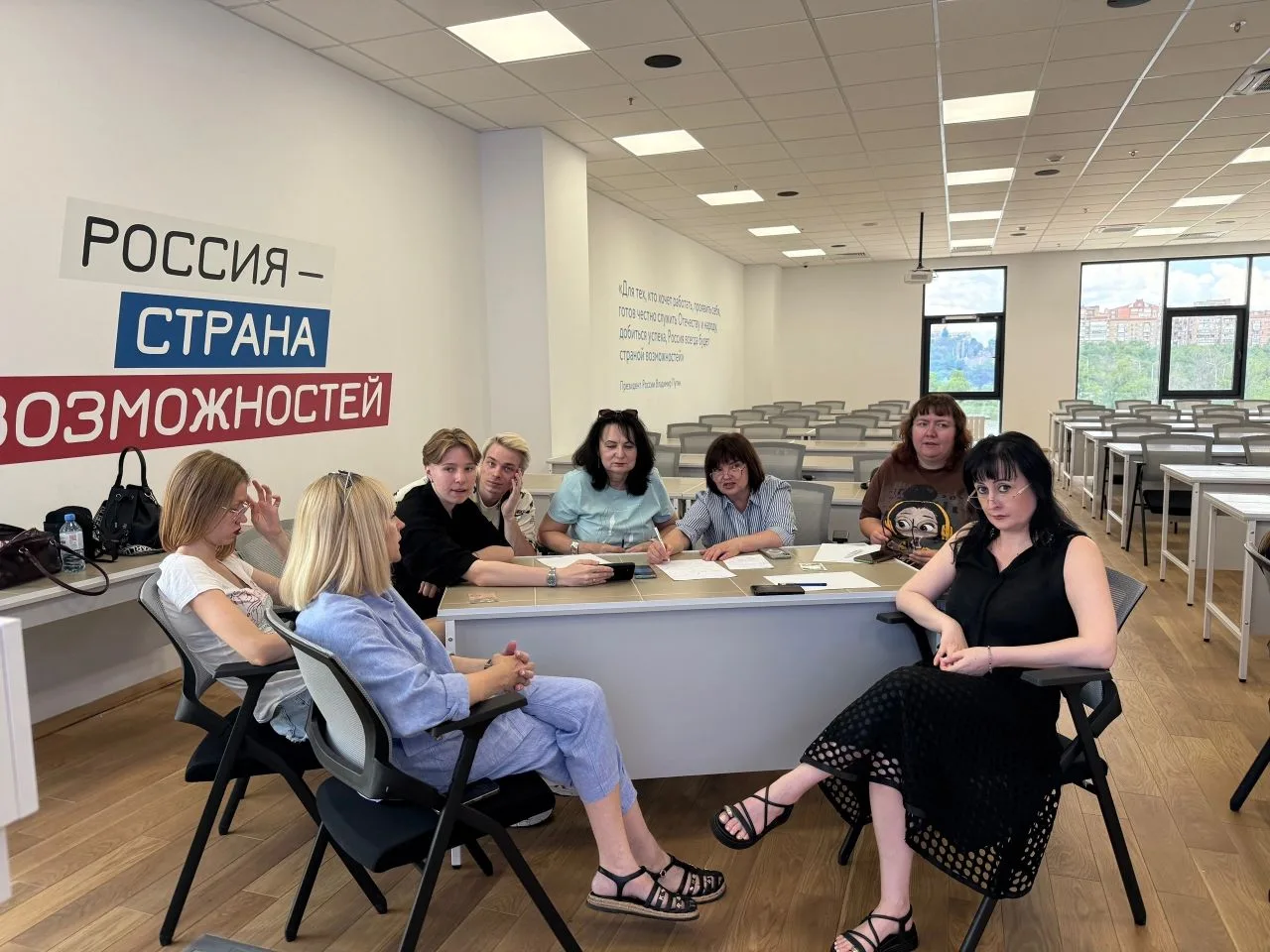 В Донецке психолог центра «Точка опоры» Алина Волошина провела интерактивную игру «Моремоджи: эмоцио