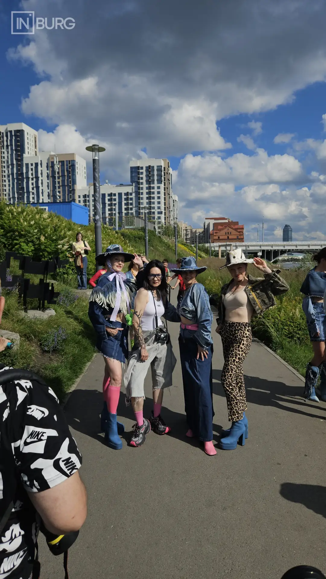 Модный апсайклинг на пирсе: в екатеринбургском парке «Атмосфера» прошло дефиле местных ...