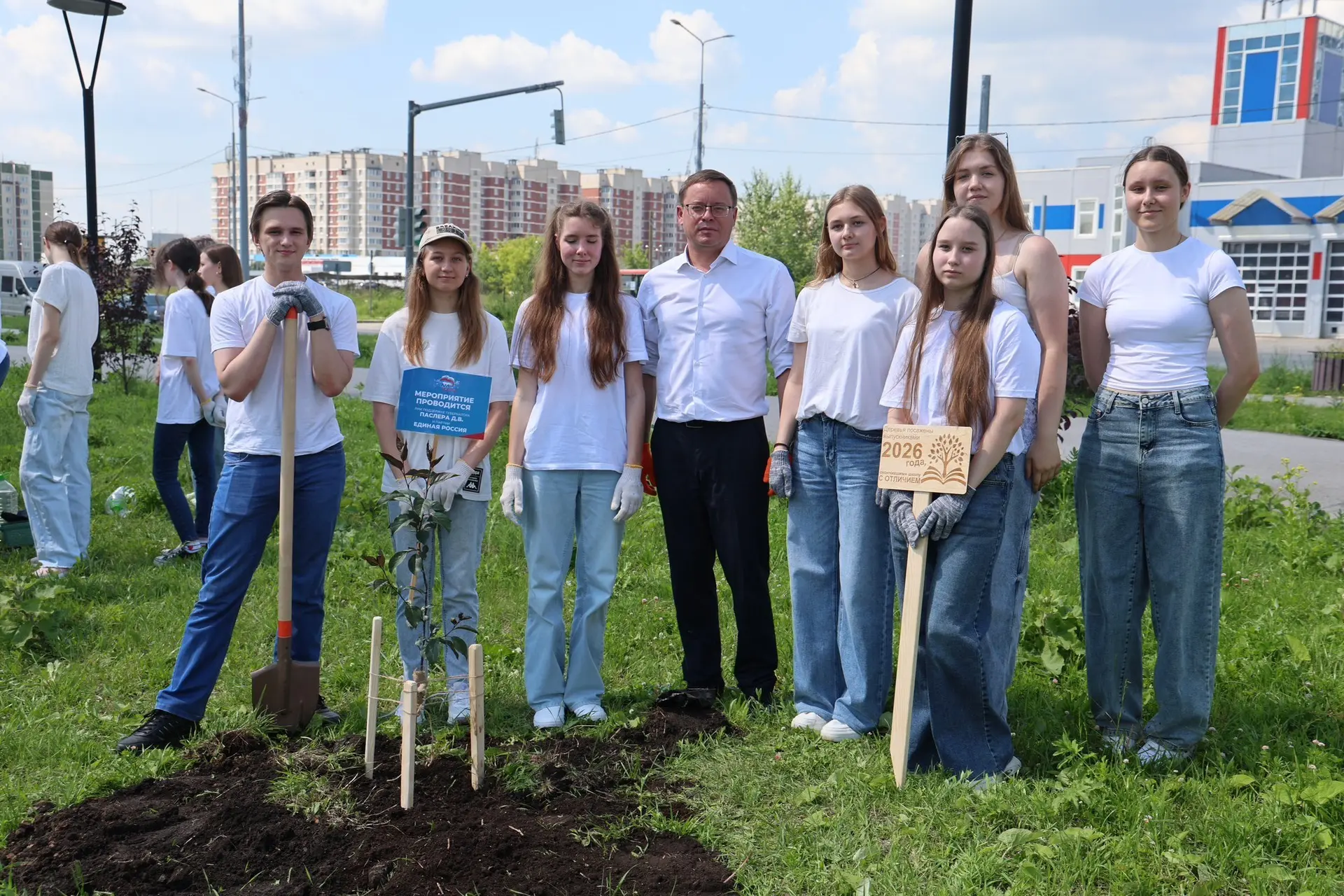 В сквере «Молодёжный» закладывается не просто сад, а настоящая традиция! Ежегодная высадка яблонь уж