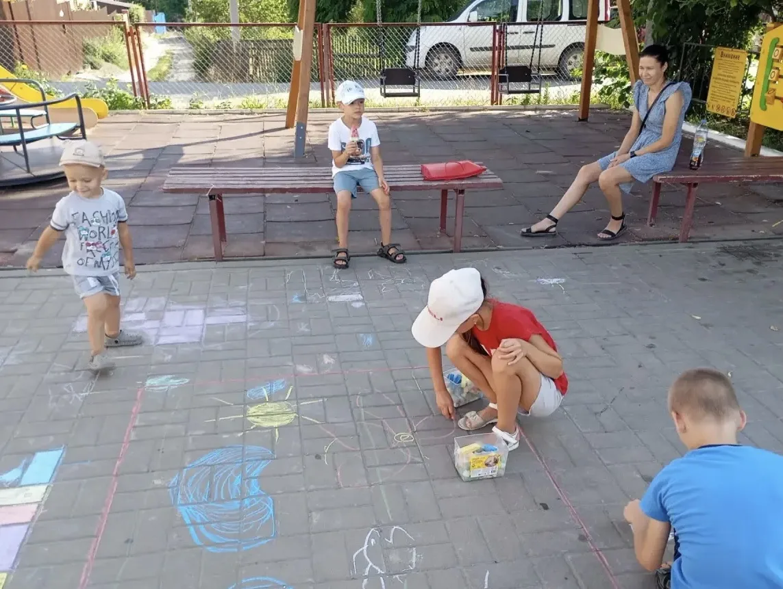 🚀 Вчера был День рисования на асфальте!

🎨 Мы вышли на улицу, взяли мелки и устроили флешмоб красо