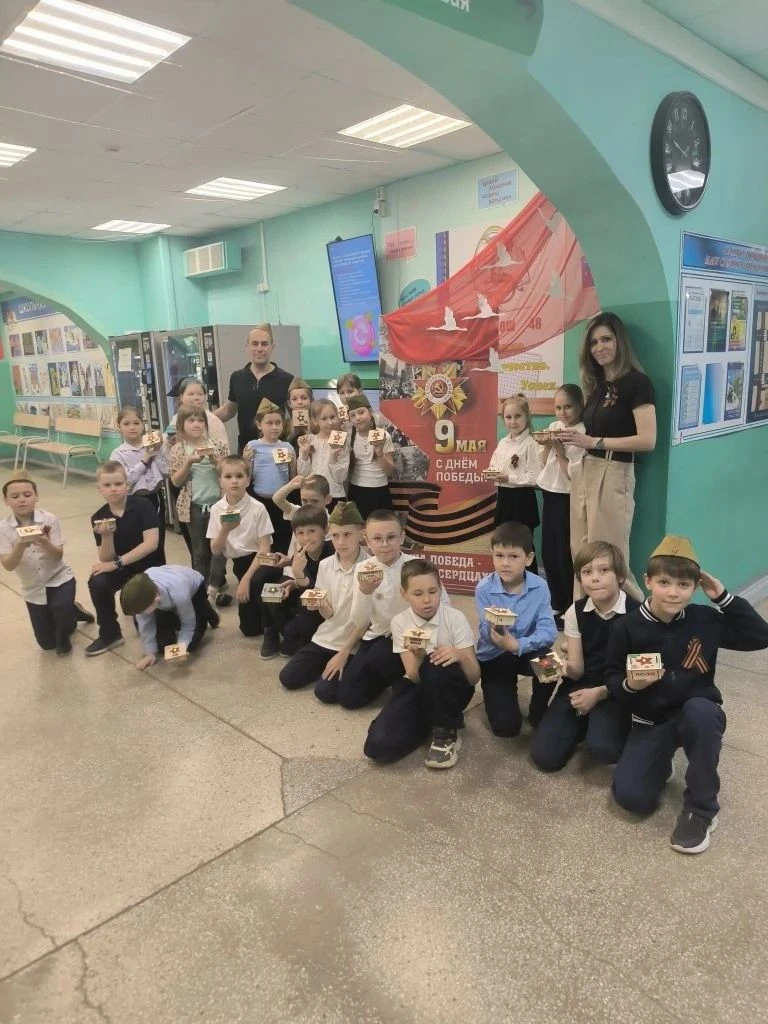 🛑Ученики 2 «В» класса приняли участие в трогательном мастер-классе по созданию макетов Вечного огня 