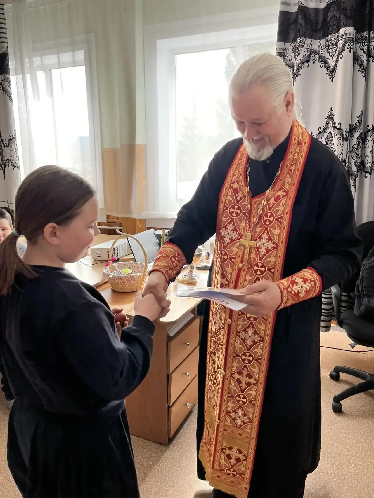 В четверг Светлой седмицы священник Павел Захарчук, настоятель храма Святой Троицы деревни Константи