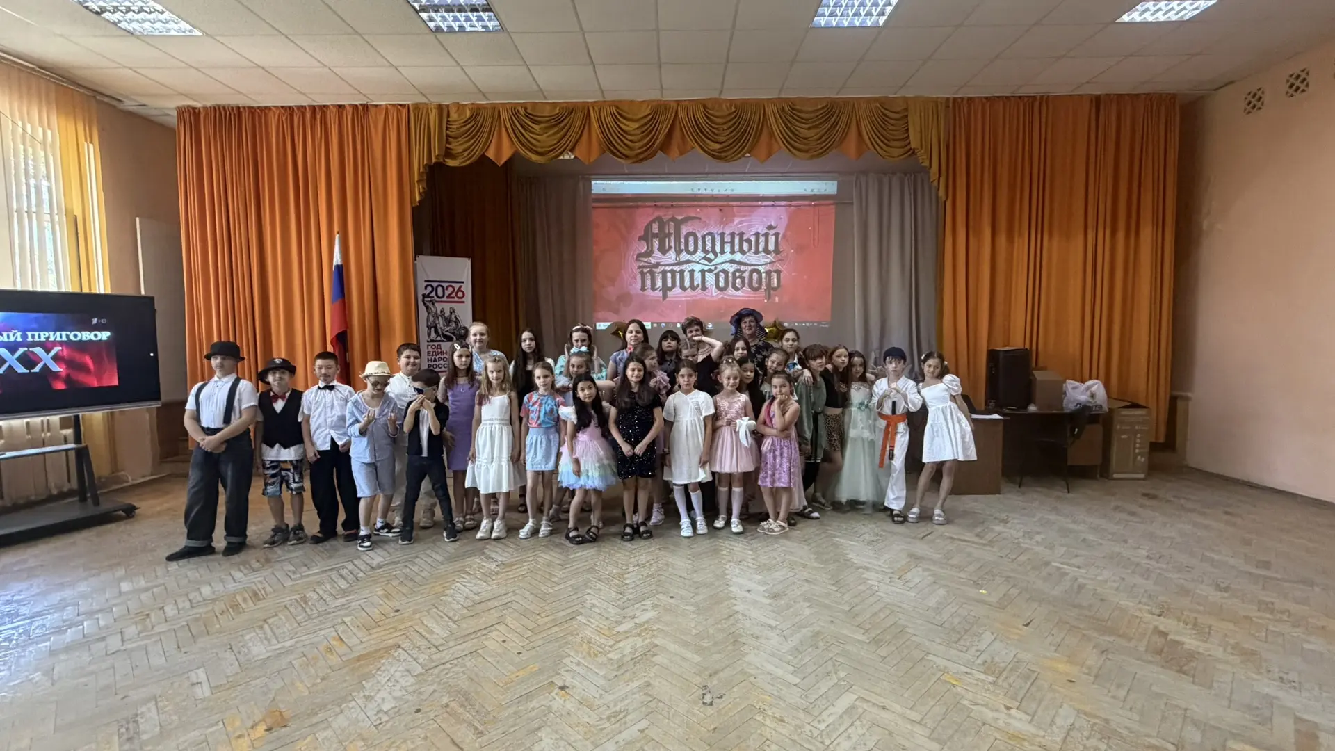 ЭПОХА. СТИЛЬ. ✨ МОДА.
Мода всегда с нами рядом шагает,
Где-то серьёзная, где-то смешная,
Мода в дела