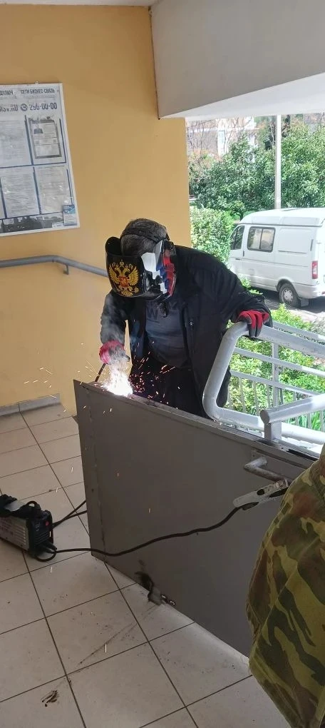 Добрый день! Сегодня наши мастера с утра ремонтировали входную дверь в доме №3 подъезд ...