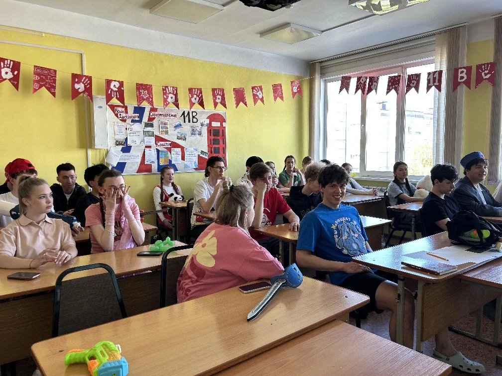 🎈 Детство вновь заглянуло в гимназию!  По доброй традиции в гимназии для выпускников прошёл День дет