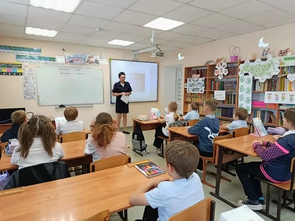Перед каникулами Госавтоинспекторы Крымского района проводят для школьников уроки дорож...
