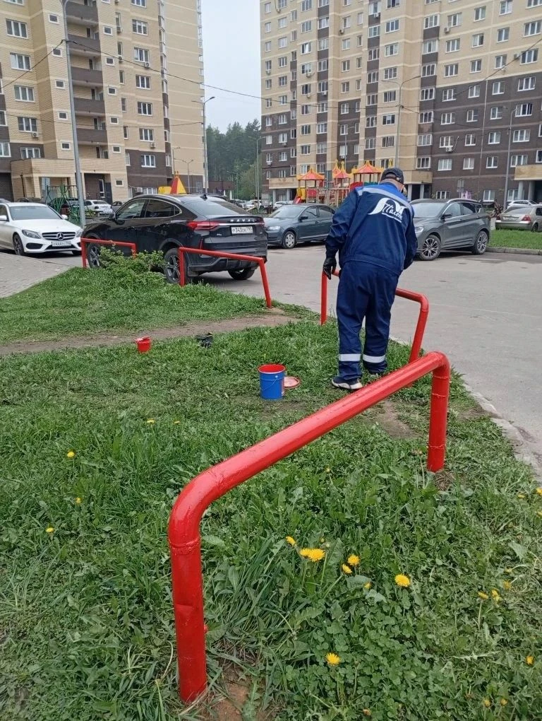 Ремонтная бригада - на наружных работах: покраска дверей, ограждений, частей фасадов, у...