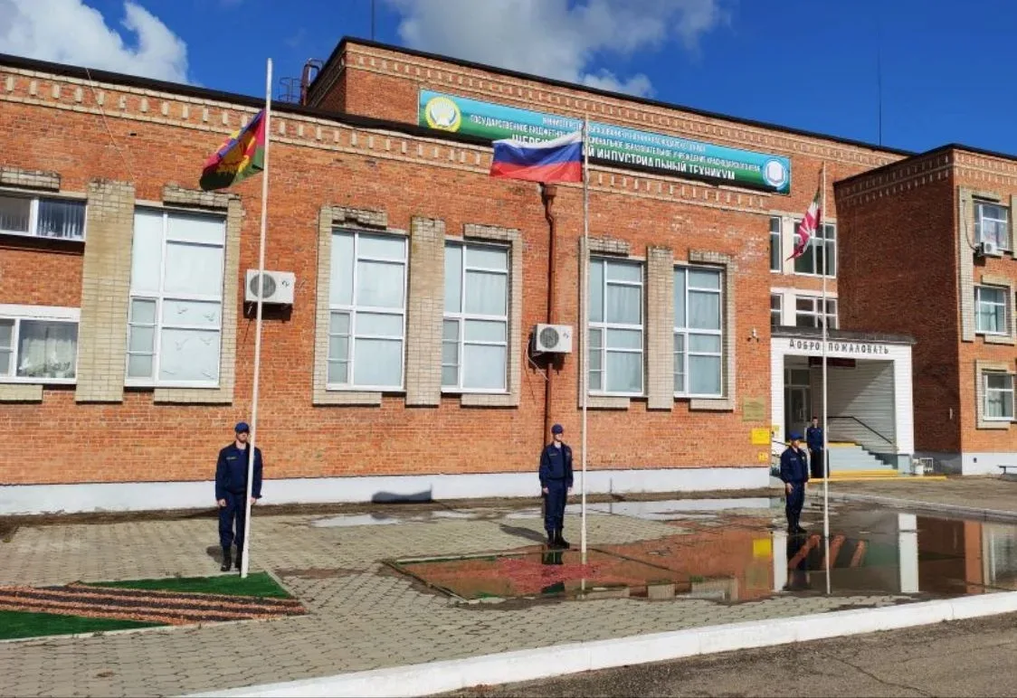Новая учебная неделя в техникуме традиционно началась с торжественного поднятия флагов ...
