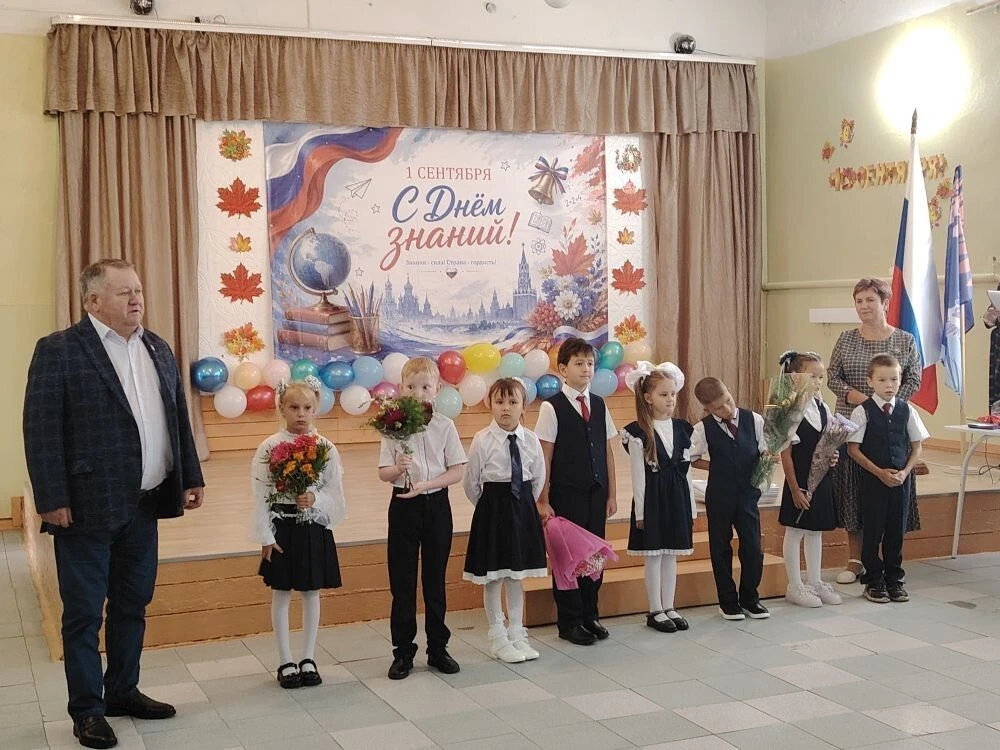 В МКОУ Новоспасская СОШ прошла торжественная линейка посвященная 1 сентября - Дню знани...