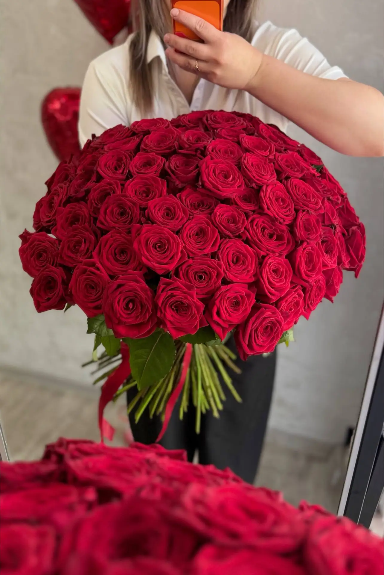 Букет из 101 розы 🌹 — это масштабная флористическая композиция, которая символизирует ...