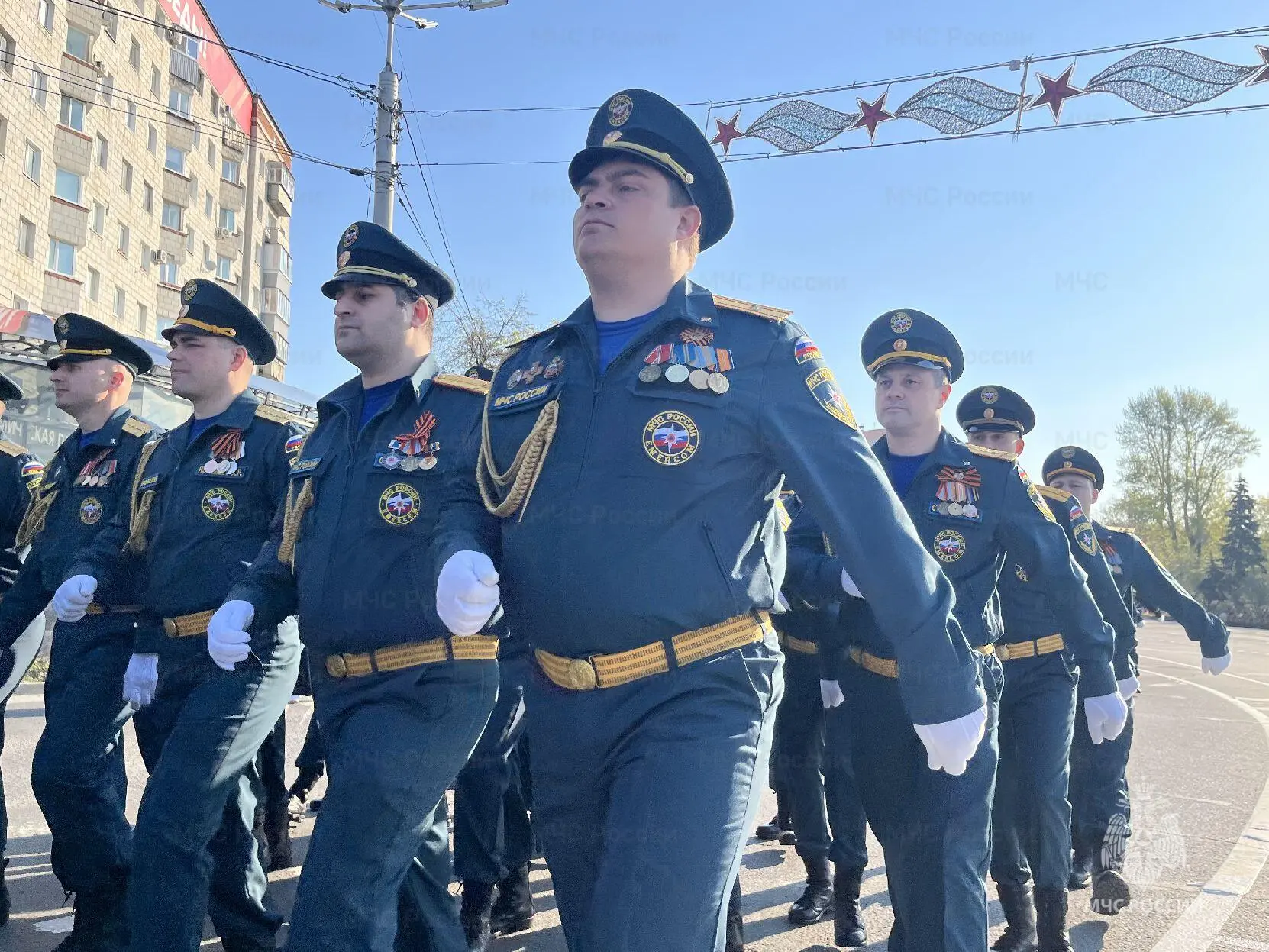 Сотрудники МЧС России в парадном строю  На площади 30-летия Победы состоялся парад, посвящённый 81-й
