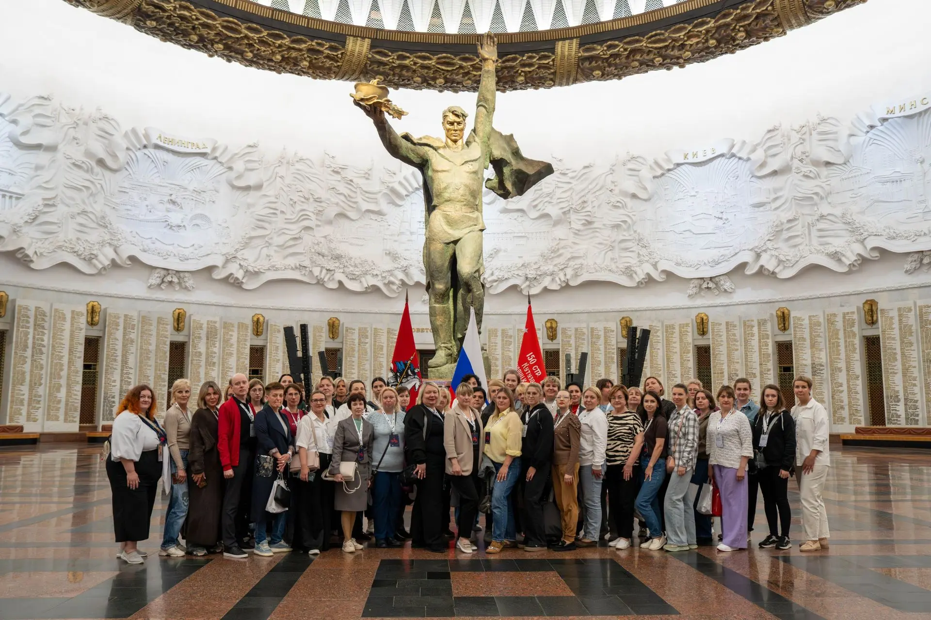 Директор Дома детского и юношеского творчества г. Макеевки Елена Александровна Мирошник...