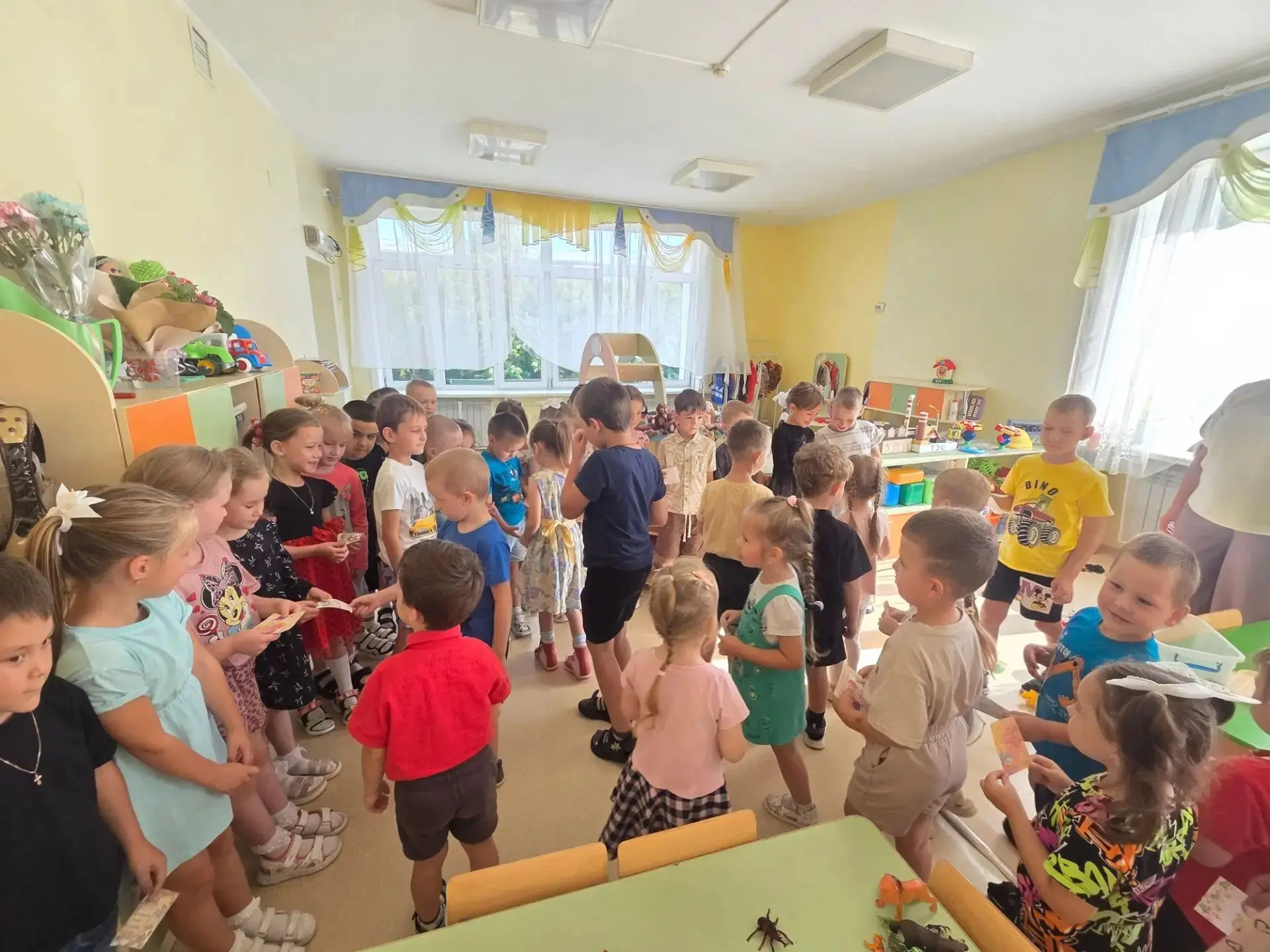 Сегодня наши воспитанники группы "Капитошка" и группы "Ромашка" поздравили ребят из под...