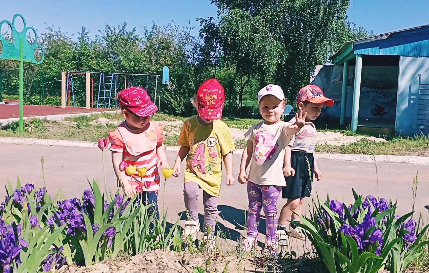 🌷💐Сегодня на прогулке ребята с огромным интересом наблюдали за цветами на нашей клумб...