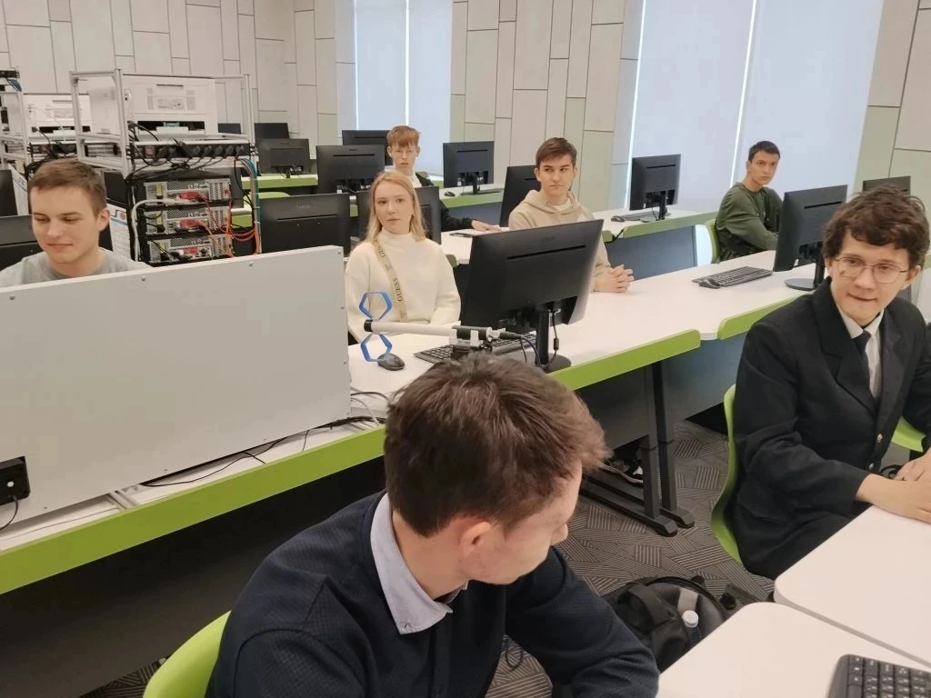 🎉 Завершился месячный интенсив в технополисе «ЭРА» для учеников МБОУ СОШ №4 им. В.М. Евскина!  Мы то