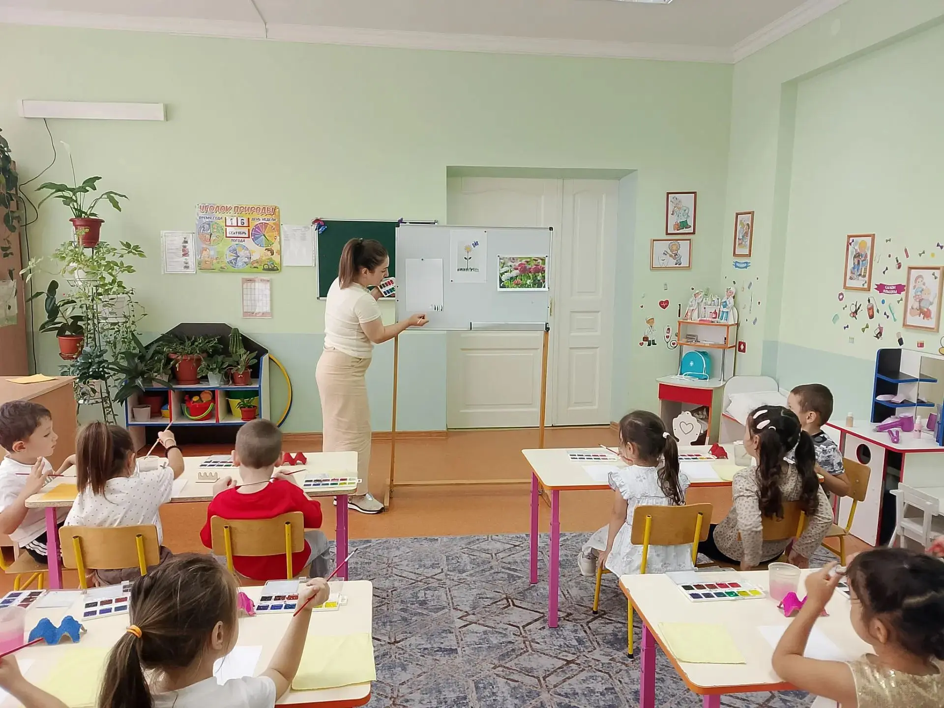 Рисование в средней группе. Тема: "Расцвели красивые цветы".