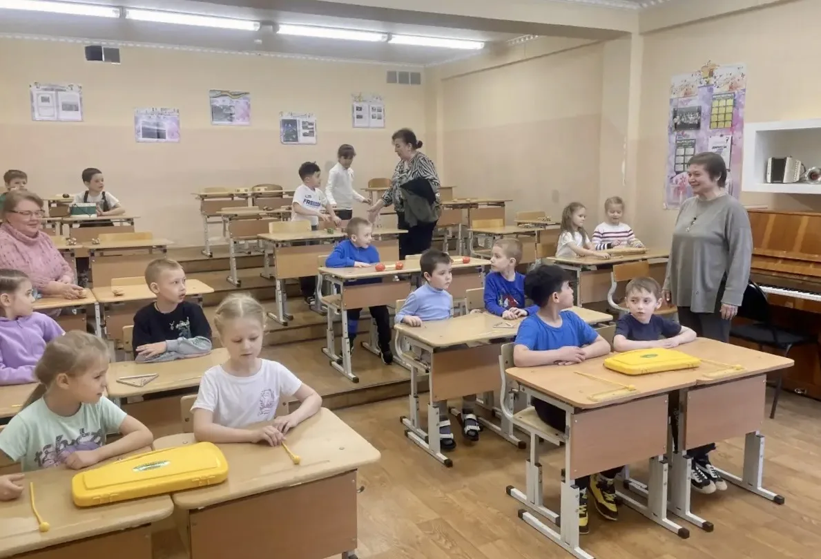 🏫Во время весенних каникул наша школа не пустовала — её коридоры наполнились звонким смехом и любопы