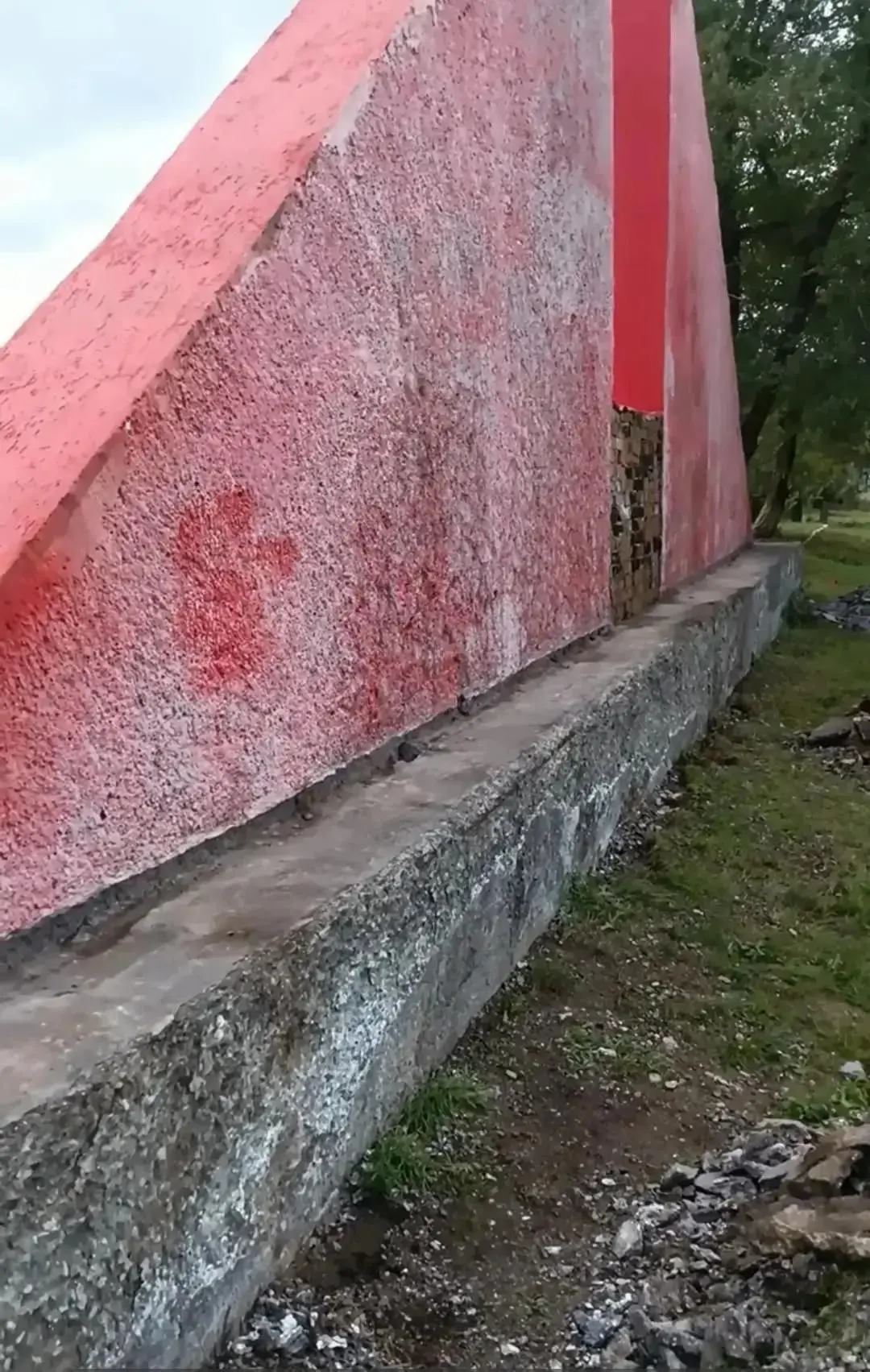 ⚡️Монумент на Первом городском кладбище ремонтирует Абакан.