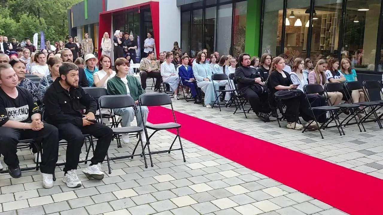 🎉 В Нижнекамске стартовал двухнедельный молодёжный фестиваль

В центре инициатив «Ковёр» открыли ма