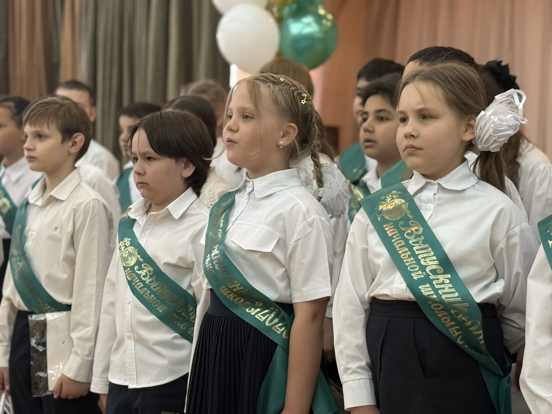 ✨ Сегодня был особенный день — выпускной в 4‑м классе! ✨ Четыре года назад они робко переступили пор