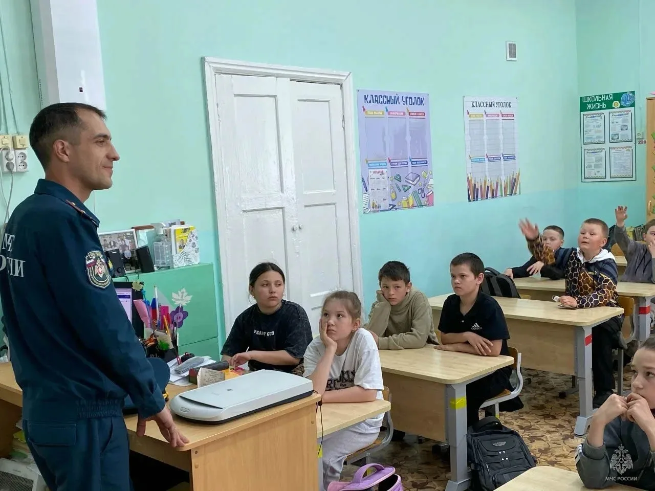📖 Огнеборцы провели открытые уроки, посвященные безопасности в дни летних школьных каникул.  🏢 В пос