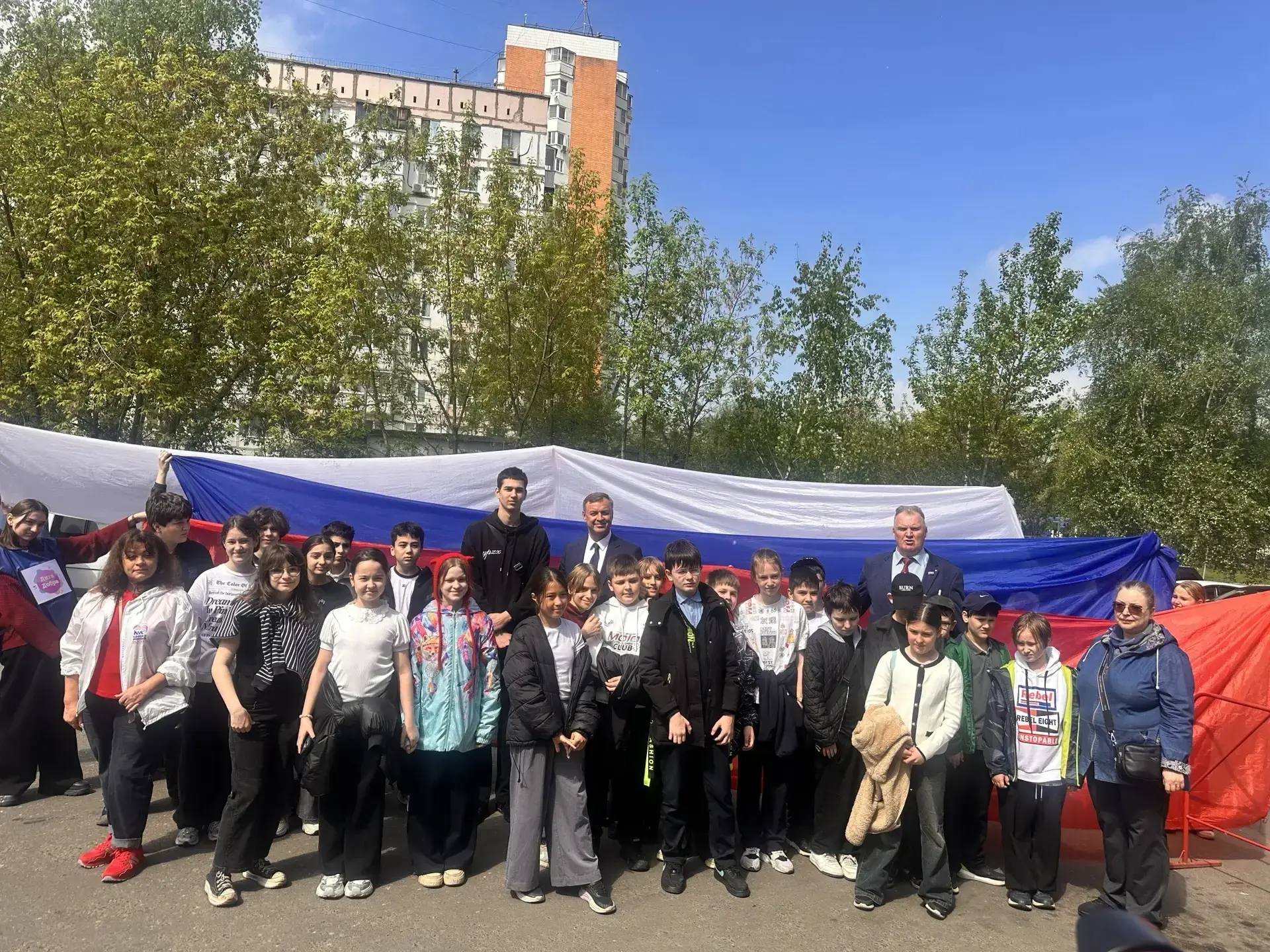 Герои рядом  🚑 Вчера для волонтёров школьной «Лиги добра» прошёл особенный «Урок мужества» — его про