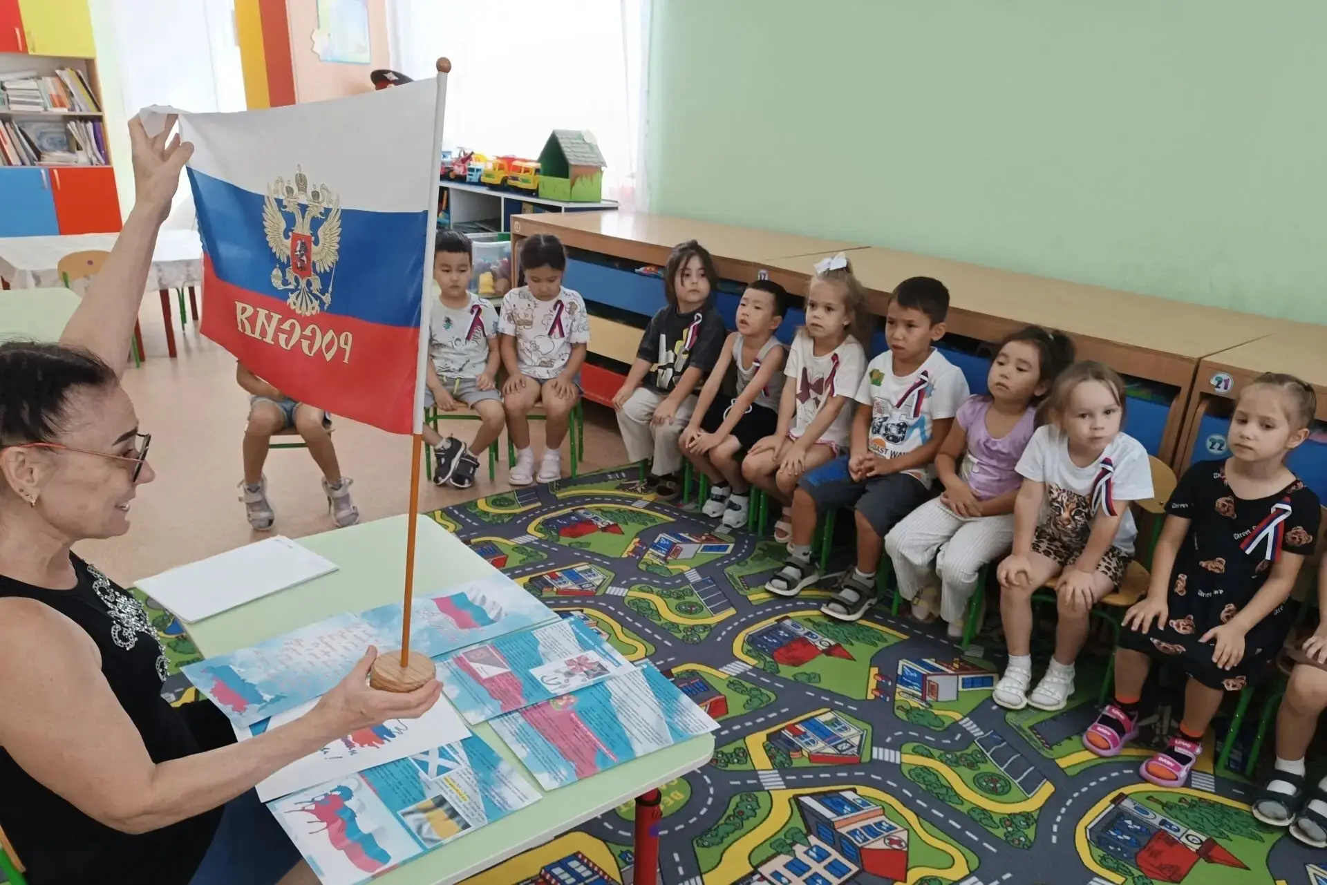 Доброго дня вам желает группа "Анютины глазки"!