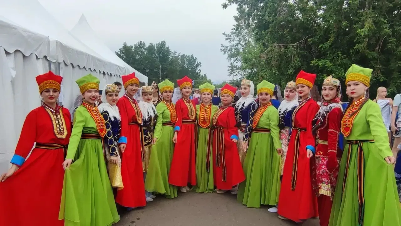 ДЕНЬ РОССИИ В КРАСНОЯРСКЕ!🇷🇺

День России участницы образцового самодеятельного коллектива «Кунуче