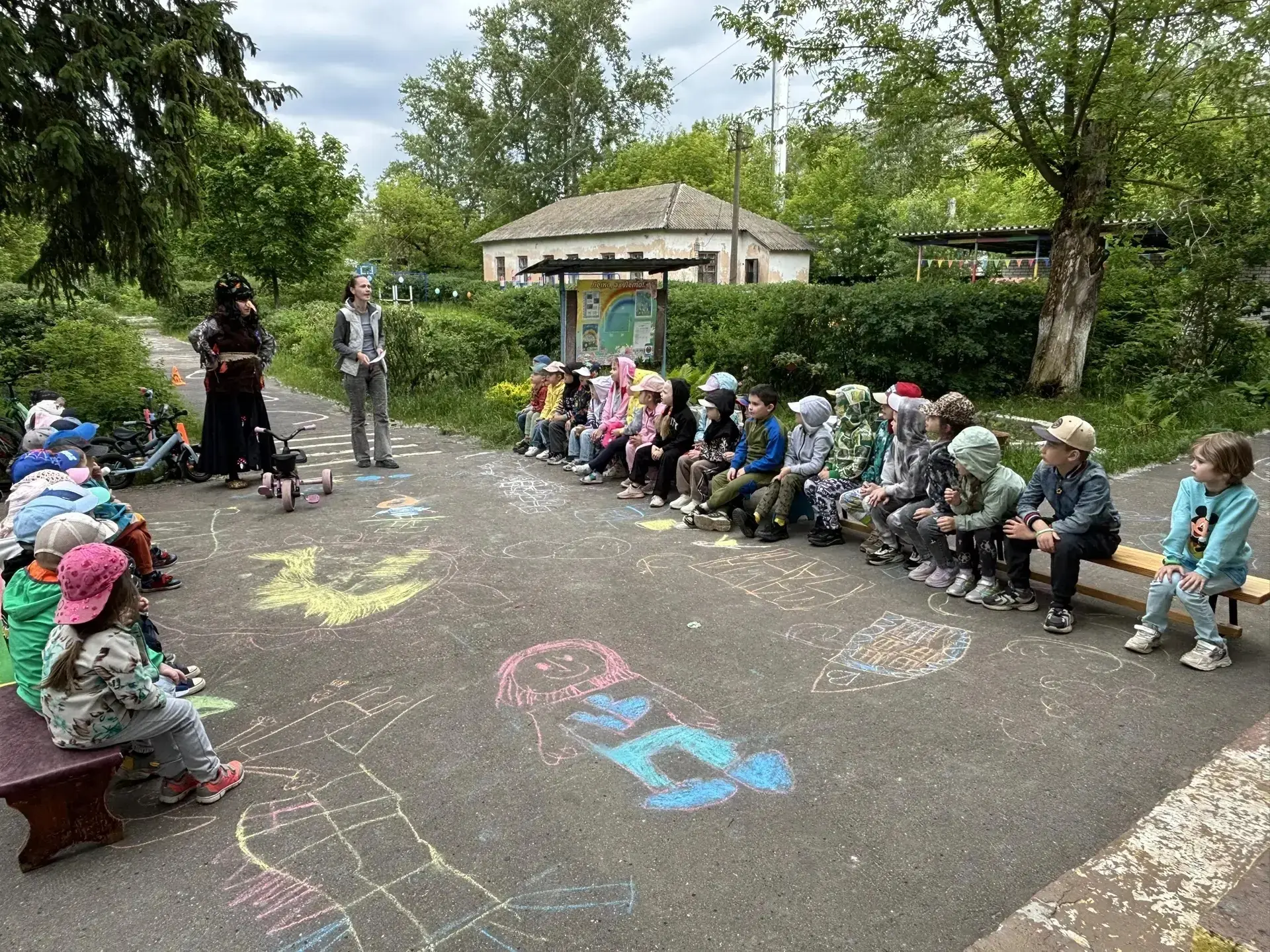 🚴‍♀️✨ В детском саду — «Все на велосипед!» ✨🚴‍♀️
К нам заглянула Баба‑Яга и узнала от ребят всё о 