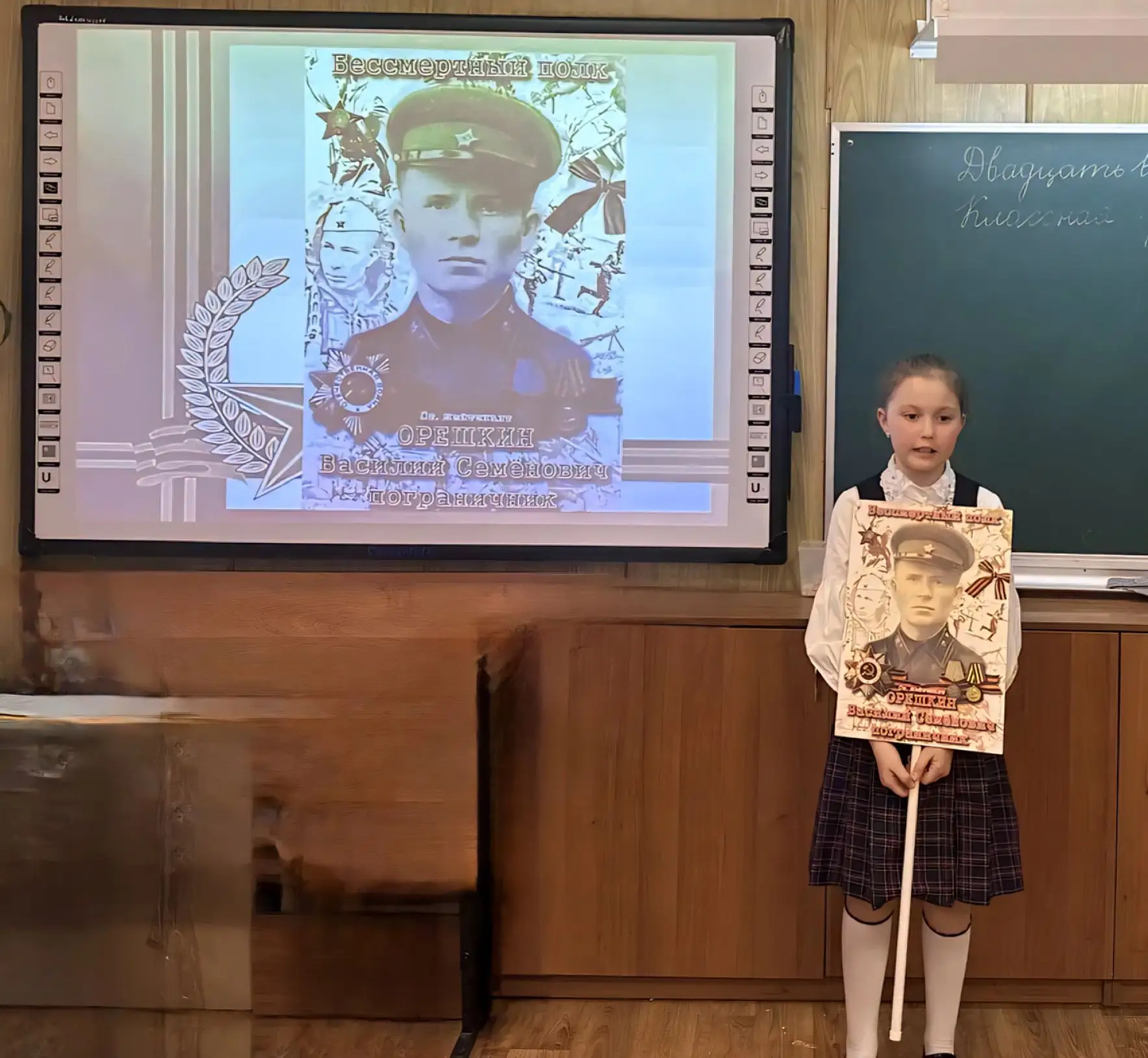 🎗️ В нашей школе стартовали сразу две важные патриотические акции, и первыми эстафету приняли учащие