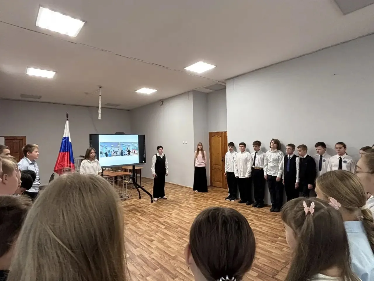 🇷🇺 Новая учебная неделя в нашей школе началась с самого главного – торжественной лине...