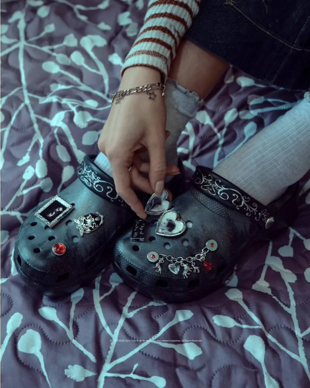 Crocs заколлабились с «Сумерками» и выпустили черевички для пробежек по лесам Форкса 🩸  За джиббитсы