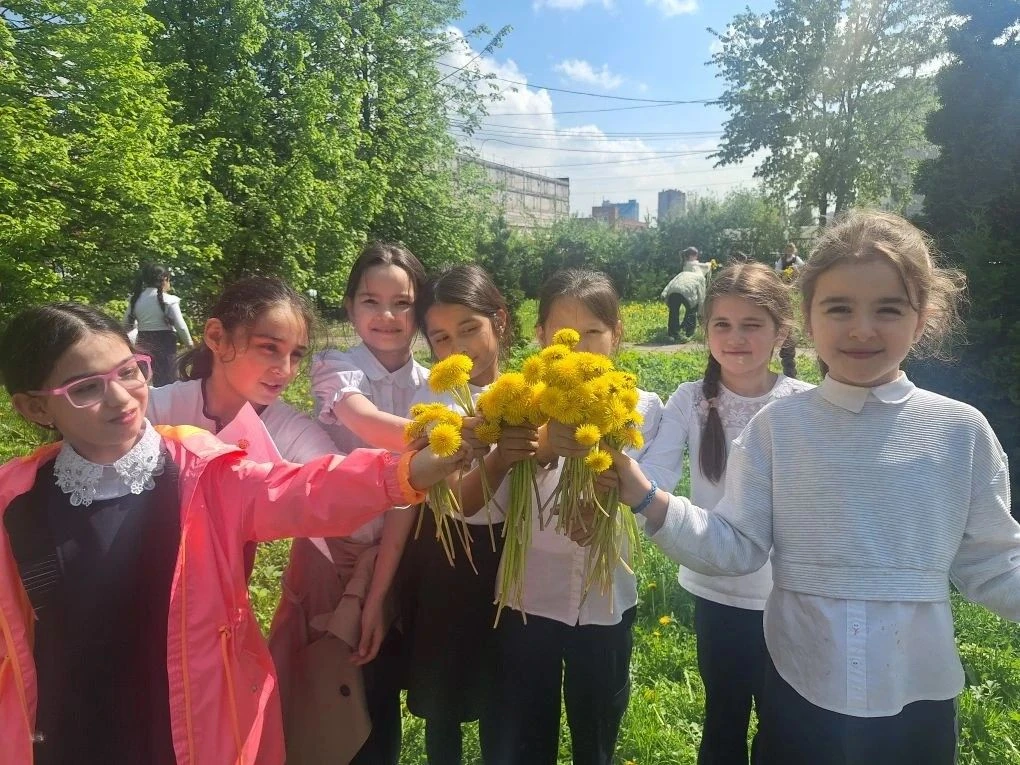 День одуванчика: праздник солнца и детства! В начальной школе 13 мая прошёл весёлый и яркий праздник