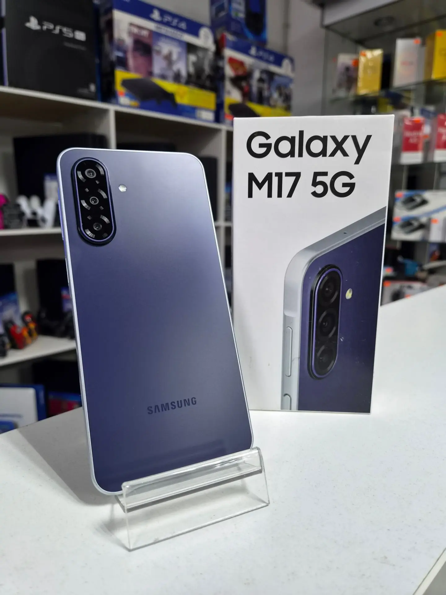 Смартфон Samsung M17 5G 4/128GB в состоянии нового устройства. Куплен 11.08.26, не приг...