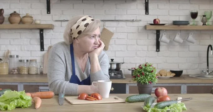 Я ведь с ней по привычке.🤬 — Ты опять этот суп варишь? — Игорь бросил куртку на спинку...