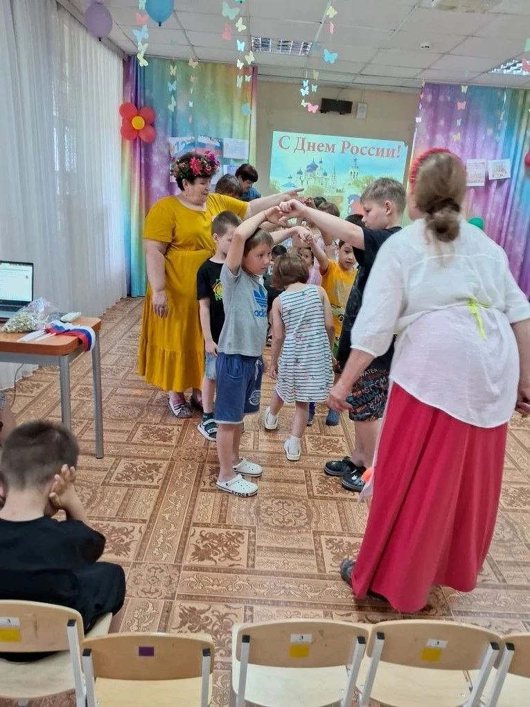 В преддверии празднования «Дня России» педагог дополнительного образования МБОУ ДО «ДТ» Астахова Е. 