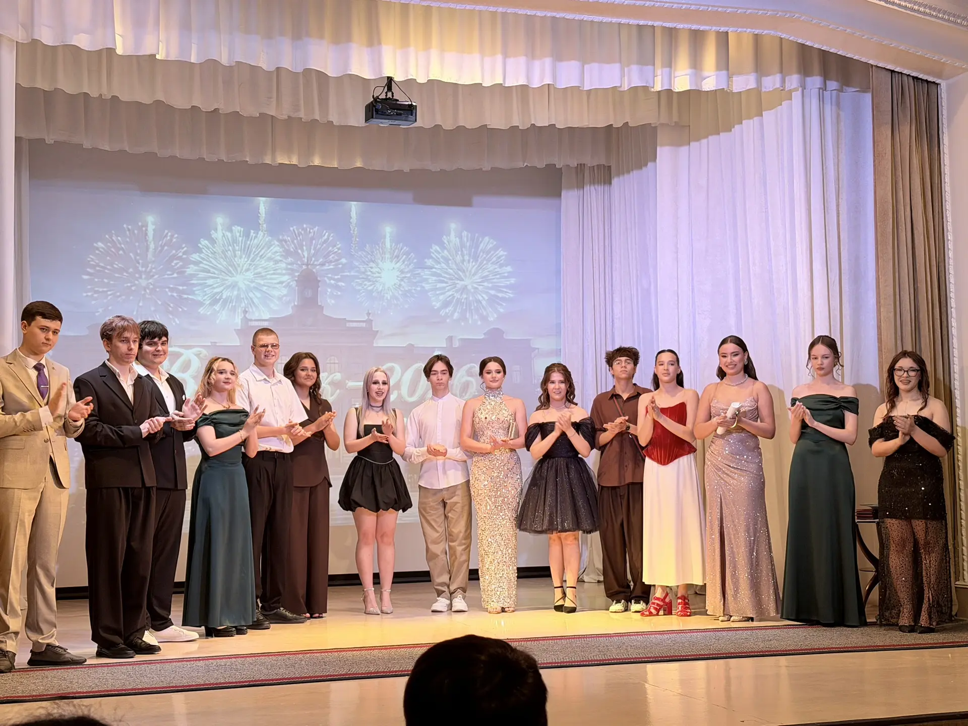 ✨ Торжественное вручение аттестатов выпускникам 11‑го класса состоялось! 🎉

🏫 По доброй традиции в