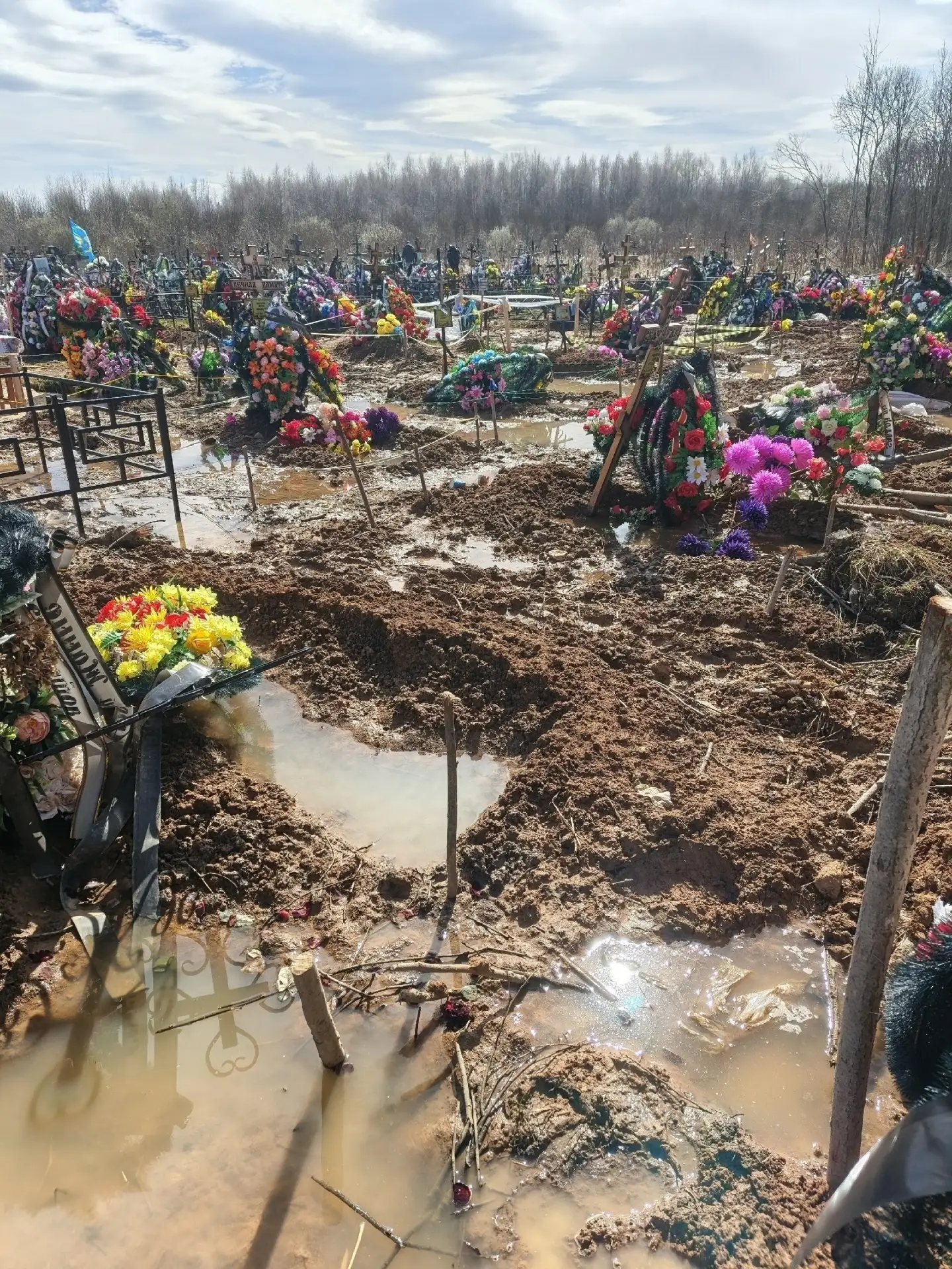Людей в болото хоронят, что даже к могилам не подойти! Венки, кресты, цветы,все плавало...