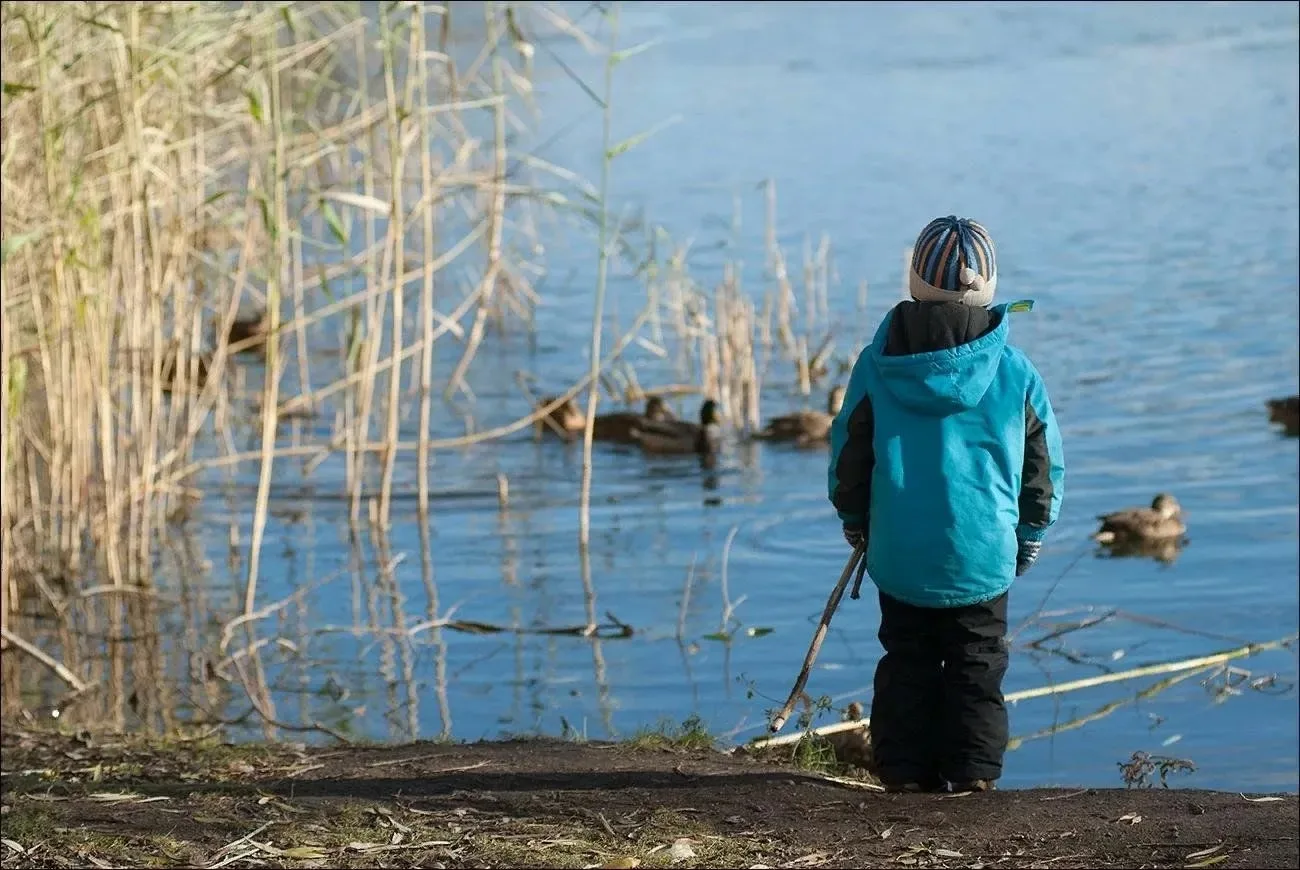 Весной водоёмы особенно коварны: лёд уже растаял, но вода ещё очень холодная, а берега — скользкие и