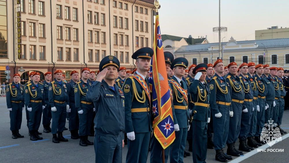 Спасатели МЧС России принимают участие в репетиции Парада Победы на центральной площади Тулы  На пло